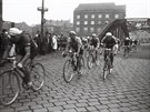 Cyklistick zvod na ulici 28. jna. Rok 1950.
