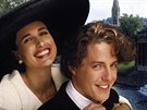 Andie MacDowellová a Hugh Grant ve filmu tyi svatby a jeden poheb (1994)