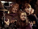 Julie Waltersová, Bonnie Wrightová a Rupert Grint ve filmu Harry Potter a...