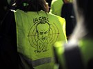 Jeden z úastník protest lutých vest ve Francii ml na své vest nakreslený...