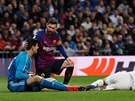 Lionel Messi kontroluje stav brankáe Thibauta Courtoise v utkání s Realem...