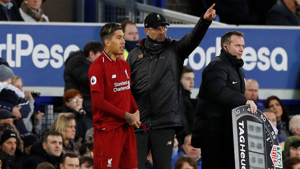 Liverpoolský kou� Jürgen Klopp udílí pokyny Robertu Firminovi.