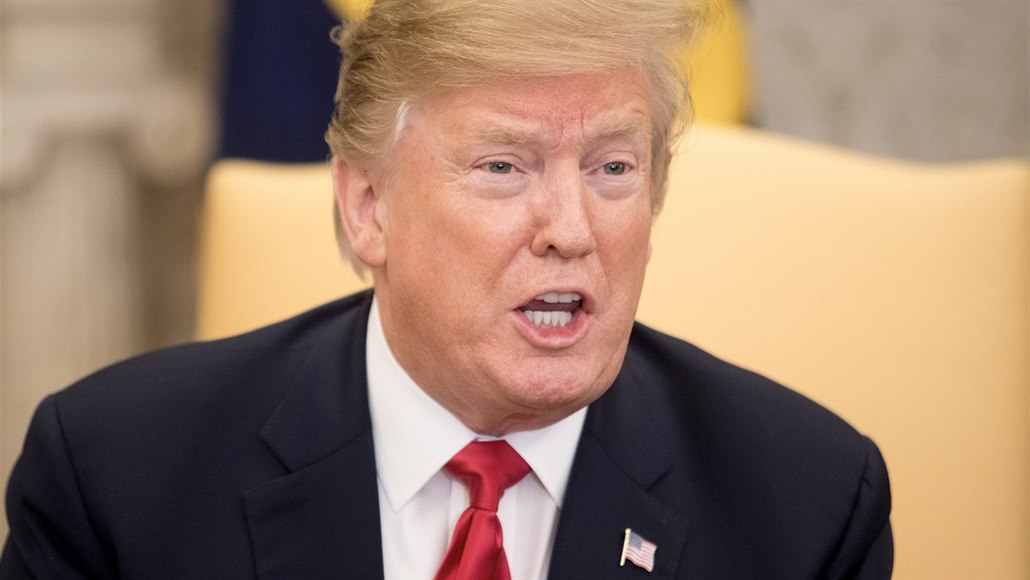 Donald Trump vyhlásil stav nouze, chce ochránit telekomunika�ní sít� USA.