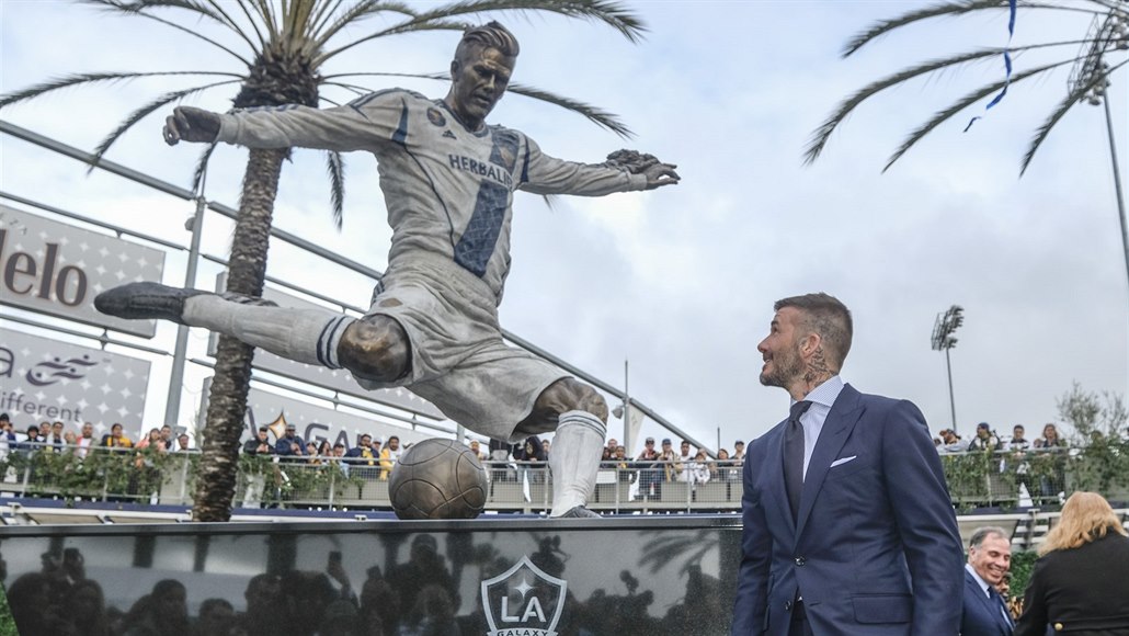 Pocta pro Beckhama, před stadionem Los Angeles Galaxy mu odhalili sochu -  iDNES.cz