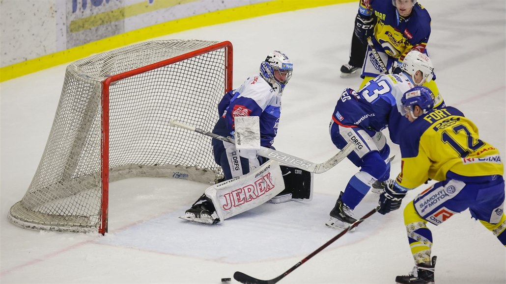 Brn�nský gólman Marek �iliak ve st�ehu b�hem duelu se Zlínem.