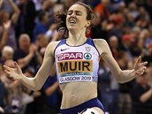 Vyčerpaná Laura Muirová z Velké Británie dobíhá do cíle závodu na 3000 metrů na...