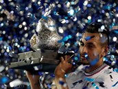 Nick Kyrgios s trofej pro vtze tenisovho turnaje Acapulco Open.