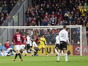 Adam Hložek střílí první gól Sparty do sítě Plzně.