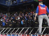 Policie zasahuje v sektoru plzeňských fanoušků, odkud se ozývala pyrotechnika v...