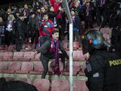 Policie zasahuje proti plzeskm fanoukm na stadionu Sparty.