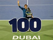 Roger Federer slav v Dubaji svj 100. titul na okruhu ATP.