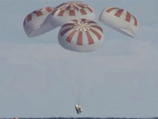 Loď Crew Dragon přistává v Atlantiku 8. března 2019 ve 14:45 středoevropského...