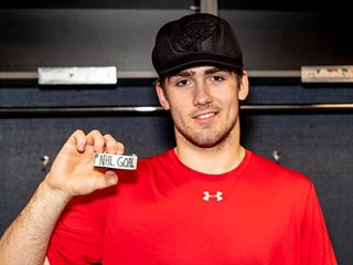 Hokejistům v NHL zůstává puk, jímž vstřelili svůj první gól v soutěži. Po...