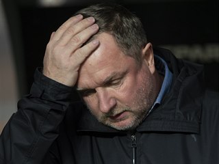 Pavel Vrba se drží za hlavu, není spokojený s výkonem mužstva z Plzně.