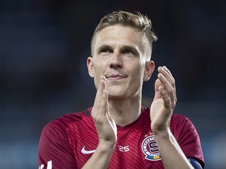 Bořek Dočkal na konci zápasu tleská fanouškům Sparty.