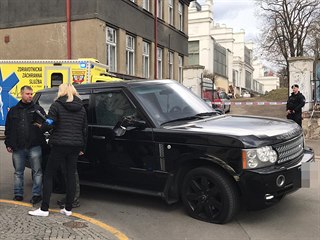 V Kamenické ulici na Letné museli policisté střílet. Muž před nimi ujížděl v...