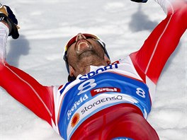 Norský lyžař Hans Christer Holund se raduje ze zisku zlaté medaile v závodě na...