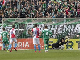 Tom Souek (Slavia) promuje pokutov kop v utkn proti Bohemians.