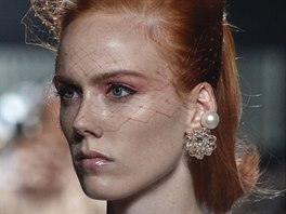 Designér Marc Jacobs se rozhodl vsadit na líení v korálové barv. Modelkám...