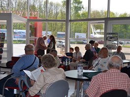 Kurzy projektu Jedu s dobou mohli na autodromu v Mostě absolvovat seniorští...