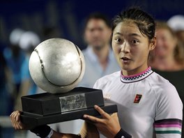 Wang Ja-fan s trofej pro vtzku tenisovho turnaje Acapulco Open.