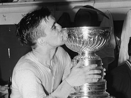 Ted Lindsay z Detroit Red Wings lb po triumfu v roce 1950 Stanley Cup.