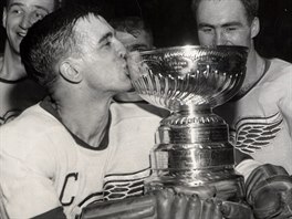 Ted Lindsay z Detroit Red Wings líbá po triumfu v roce 1955 Stanley Cup.