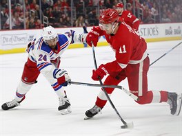 Filip Zadina z Detroitu pl, pibrzdit se ho sna Boo Nieves z New York...