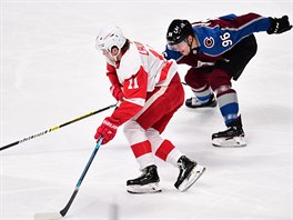 Filip Zadina z Detroit Red Wings vede puk ped Mikkem Rantanenem z Colorado...