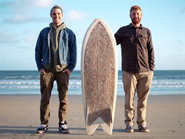 Taylor Lane a Ben Judkins vyrobili surfové prkno s výplní z cigaretových...