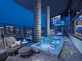 V hotelovém apartmá je velká terasa s bazénem s výhledem na Las Vegas Strip....
