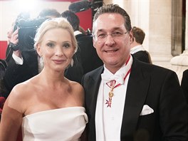 Rakouský vicekancléř Heinz-Christian Strache a jeho manželka Philippa na...