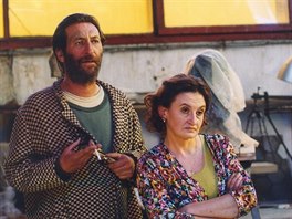 Bolek Polívka a Eva Holubová ve filmu Pupendo (2003)
