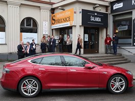 Jaromír Landsman zase luxusní vz znaky Tesla, který parkoval pímo ped...