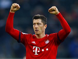 Robert Lewandowski z Bayernu Mnichov slaví triumf svého týmu nad...