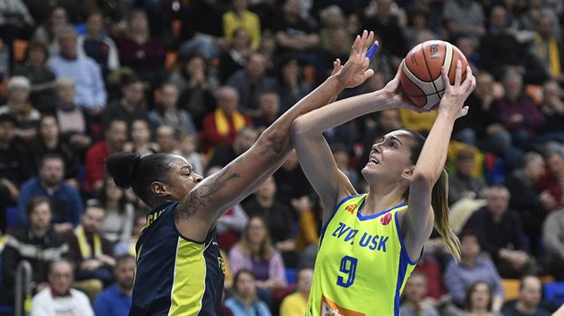 Zleva Kia Vaughnov z Fenerbahce Istanbul (vlevo) a Marija Reanov z USK Praha.