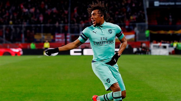 Alex Iwobi z Arsenalu oslavuje vstelenou branku na hiti Rennes.