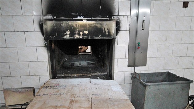 V karlovarském krematoriu začala rekonstrukce odstavené kremační pece. Vstupní otvor do pece.