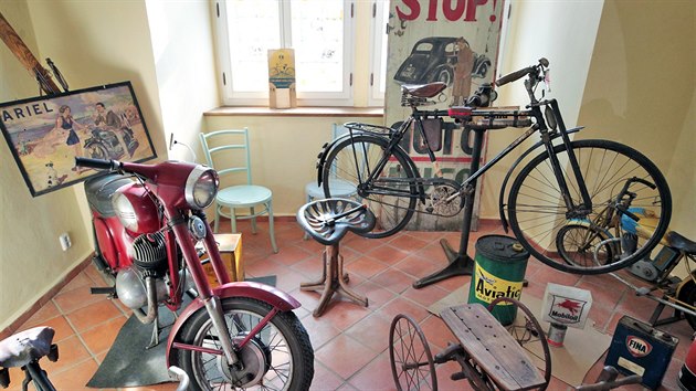 V�stava V�erej�� sv�t ve v�stavn�m s�le v p��zem� sokolovsk�ho z�mku prezentuje expon�ty ze sb�rky man�el� Po�epick�ch z Lokte. K vid�n� jsou nap��klad star� ko��rky, hra�ky, panenky a dal�� historicky cenn� p�edm�ty.