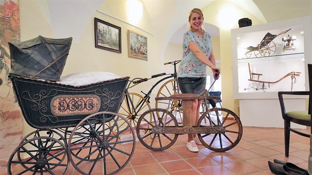 V�stava V�erej�� sv�t ve v�stavn�m s�le v p��zem� sokolovsk�ho z�mku prezentuje expon�ty ze sb�rky man�el� Po�epick�ch z Lokte. K vid�n� jsou nap��klad star� ko��rky, hra�ky, panenky a dal�� historicky cenn� p�edm�ty. Na sn�mku Denisa Po�epick� s cenn�m expon�tem - d�tskou drez�nou (odr�edlem) z roku 1820.