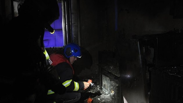Krtce po plnoci vyjdly hasii k poru bytu na Praze 10 (3. bezna 2019).