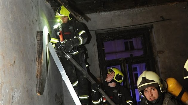 Kr�tce po p�lnoci vyj�d�ly hasi�i k po��ru bytu na Praze 10 (3. b�ezna 2019).