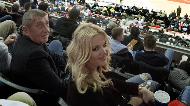 Premir Andrej Babi s manelkou Monikou na zpase basketbalov NBA Washington - Dallas. (6. bezna 2019)