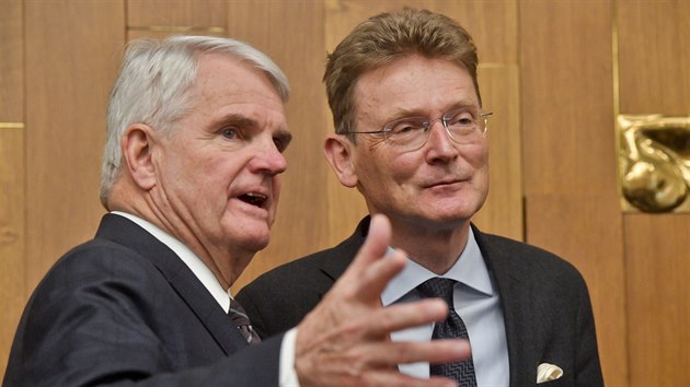 Americk velvyslanec v R Stephen King (vlevo) a britsk velvyslanec v R Nick Archer spolu hovoili v Praze na snmovnm semini ke 20 letm lenstv eska v NATO (4. bezna 2019).