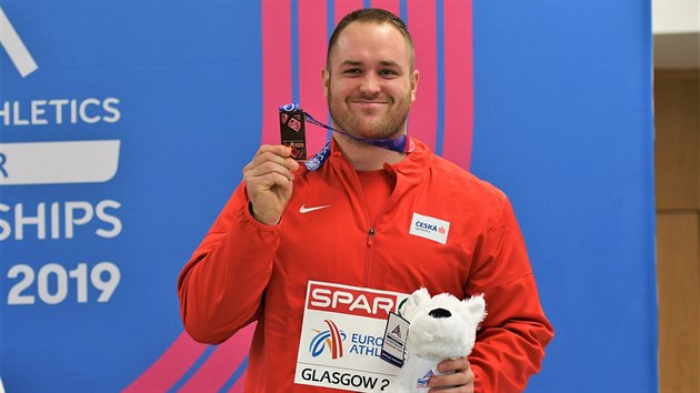 Koulař Tomáš Staněk si bronzovou medailí z HME v Glasgow převzal na chodbě haly.