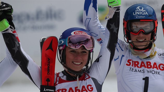 Slovensk lyaka Petra Vlhov (vpravo) dojela ve slalomu ve pindlerov Mln tet. Vyhrla Mikaela Shiffrinov (uprosted).