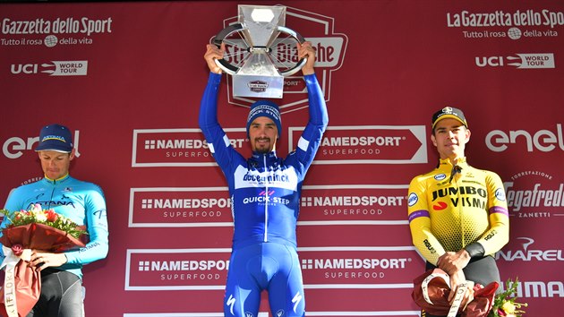 Francouzsk cyklista Julian Alaphilippe slav vtzstv na Strade Bianche.