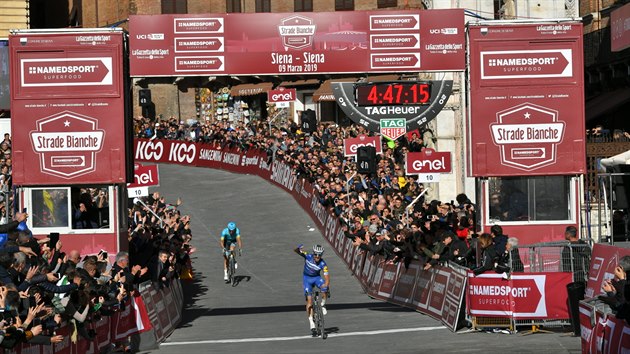 Francouzsk cyklista Julian Alaphilippe slav vtzstv na Strade Bianche.