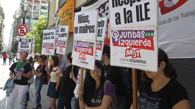 V argentinskm Buenos Aires se konaly protesty, aby soud umonil znsilnn dvce potrat. (25. nora 2019)