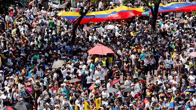 Pznivci vdce venezuelsk opozice Juana Guaida protestovali v Caracasu proti prezidentoviNicolsuMadurovi. (4. bezna 2019)